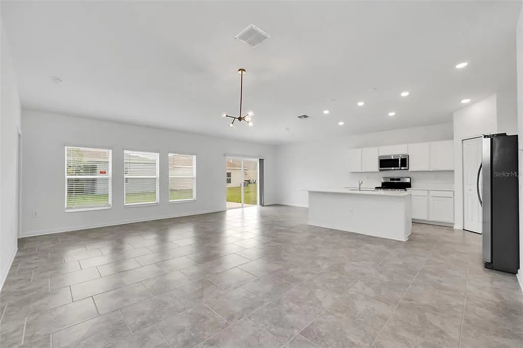 4 bed, 2.0 bath, 1936 sqft, $1,900 — Photo 2