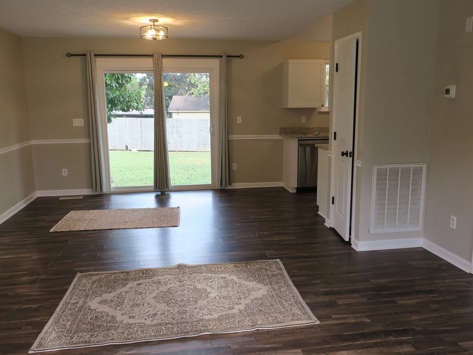 3 bed, 1200 sqft, $2,100 — Photo 3