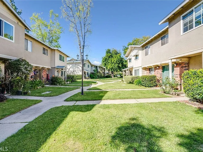 623 E Matchwood Pl — Photo 2