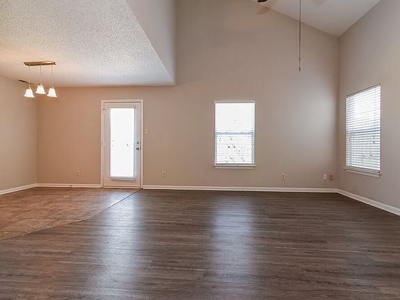 5th image of 4529 Connaught Dr E