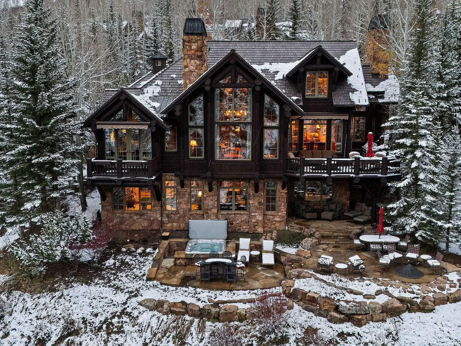 6 bed, 6.5 bath, 6881 sqft, $50,000 — Photo 1