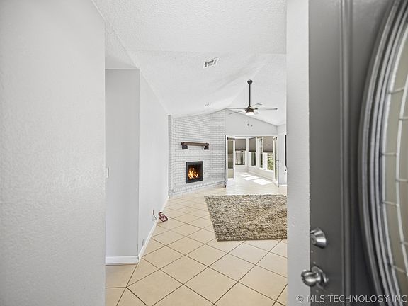 4th image of 2505 E Queens St