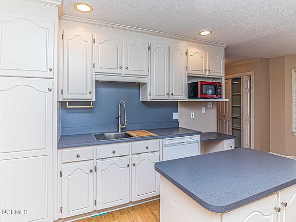 4th image of 100 Walden Pl