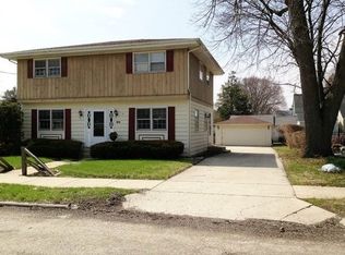 215 E 1st St, Dundee, IL 60118