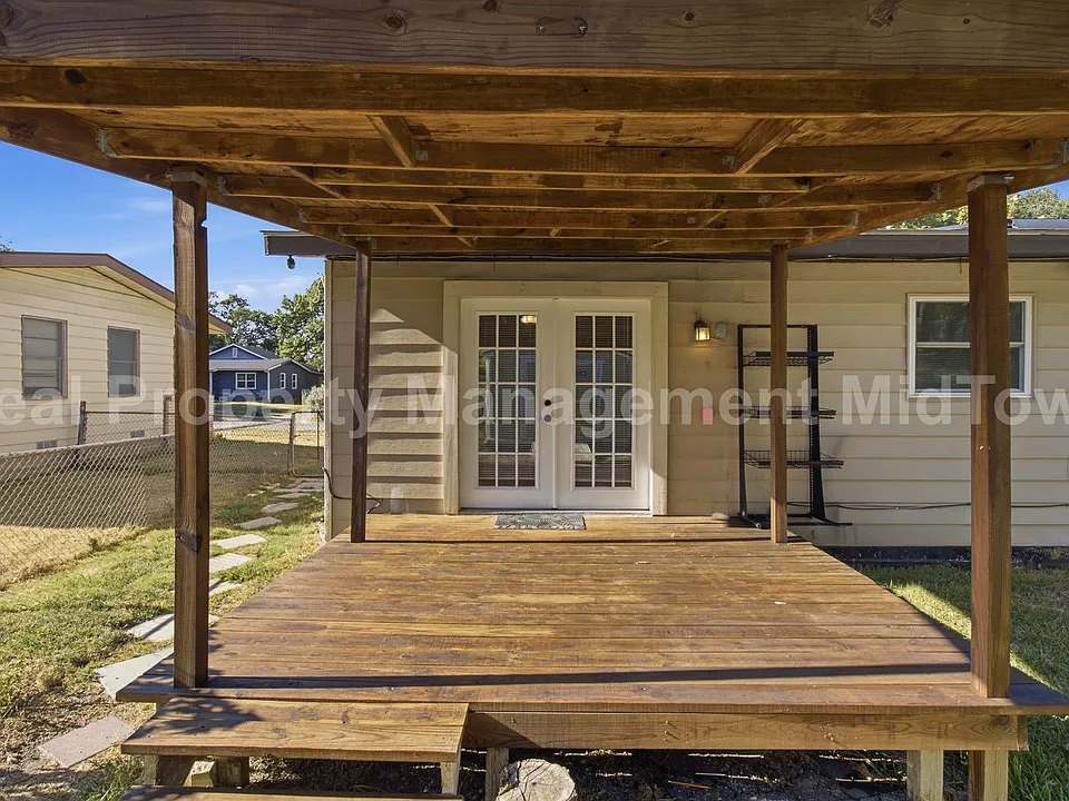 1301 Burleson St