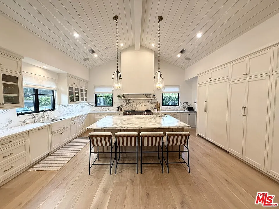 4 bed, 3.5 bath, 2750 sqft, $22,500 — Photo 4