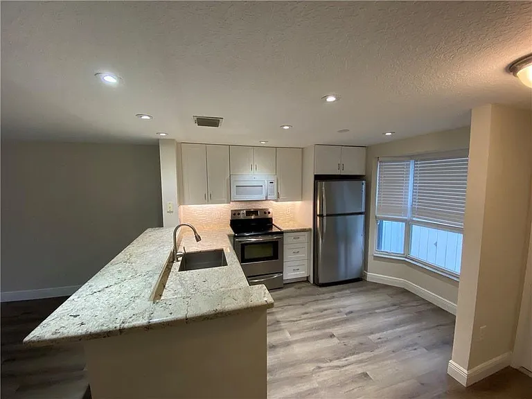 1078 Jeffery St — Photo 6