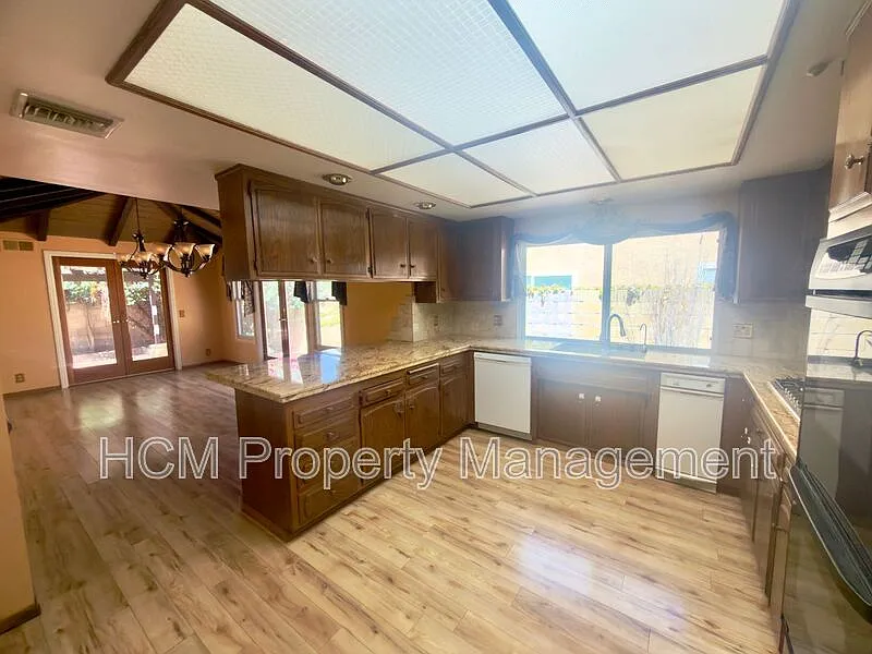 3 bed, 2.0 bath, 2452 sqft, $4,700 — Photo 4