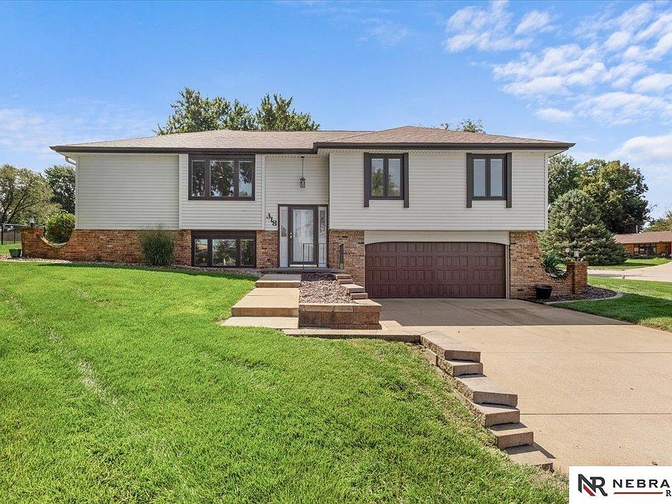 1st image of 318 E Baronage Dr