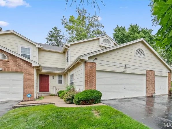 12107 Autumn Lakes Dr, Maryland Heights, MO 63043