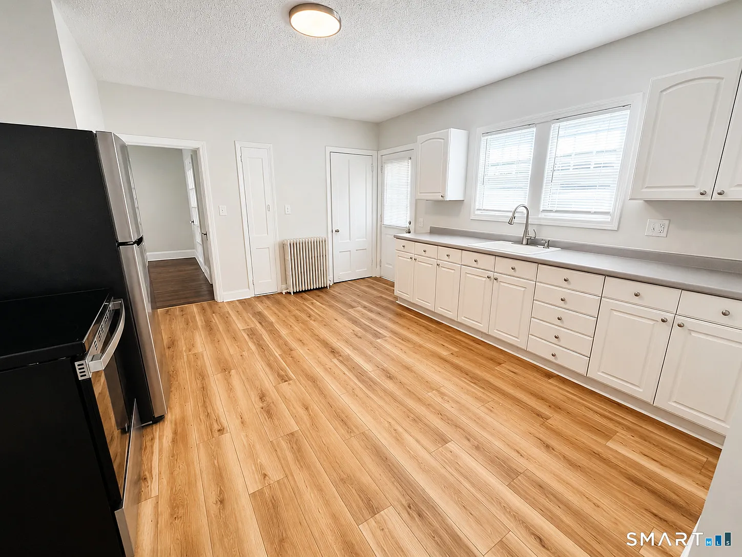 2 bed, 1.0 bath, 2464 sqft, $1,800 — Photo 2