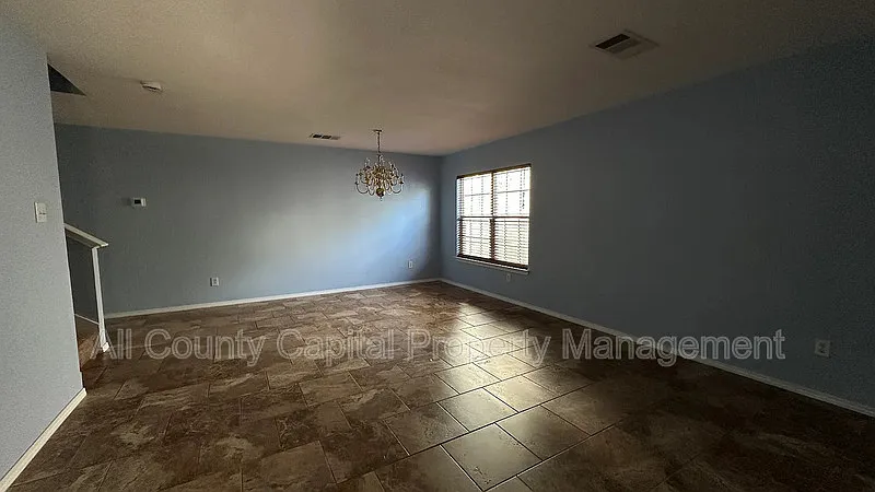 4 bed, 3.0 bath, 2652 sqft, $1,999 — Photo 3
