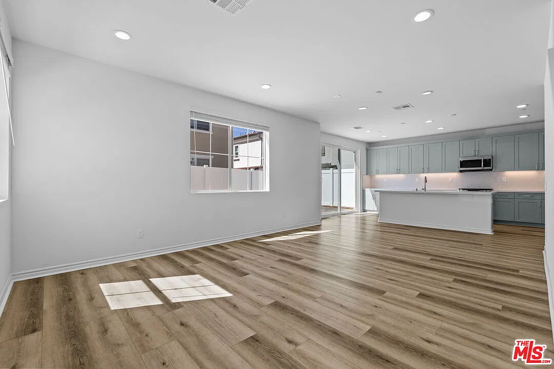 4 bed, 3.0 bath, 2101 sqft, $4,300 — Photo 3