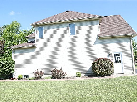 3rd image of 32 Ferndale Dr