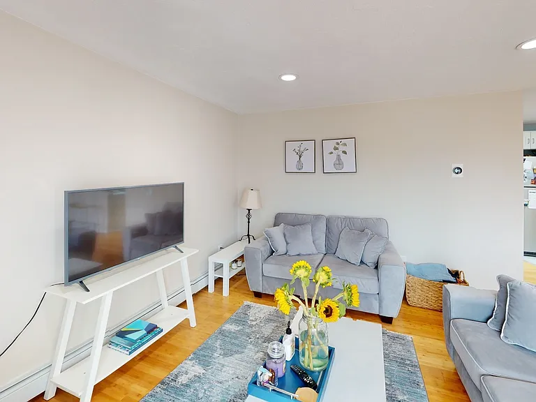 324 W 3rd St #2 — Photo 10