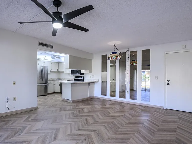 2300 Aaron St #114 — Photo 8