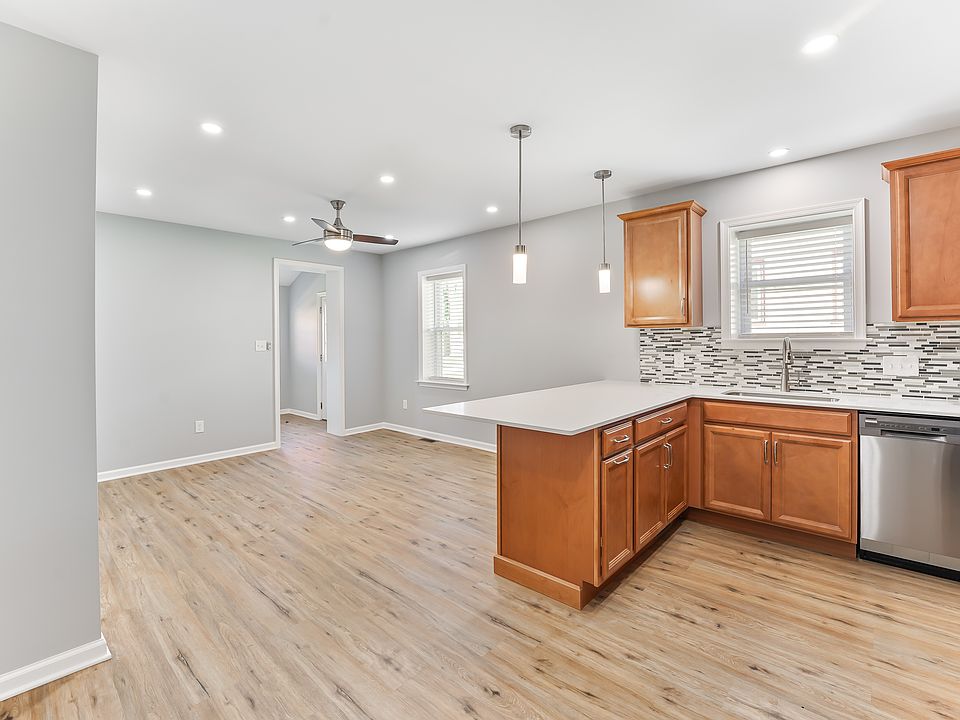 Open floor plan maximizes how you want to set up the aparment