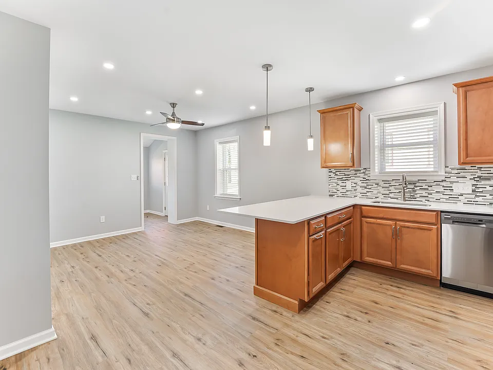 Open floor plan maximizes how you want to set up the aparment