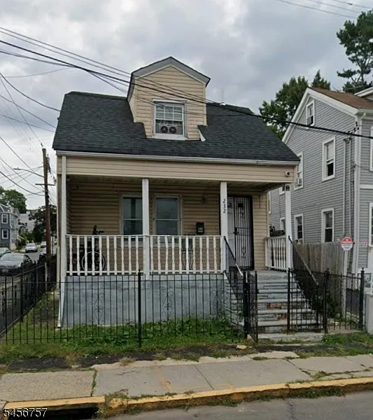 4 bed, 2.0 bath, $3,300 — Photo 1