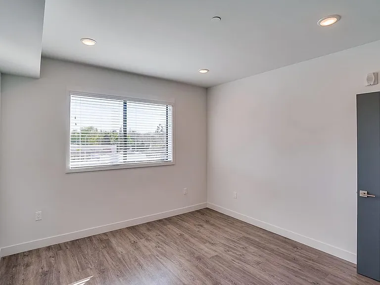 6015 Woodman Ave #201 — Photo 18