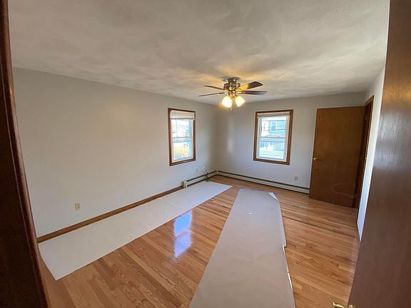 Master Bedroom Wih Walk-In Closet
