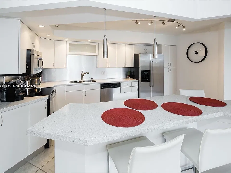 15645 Collins Ave #601