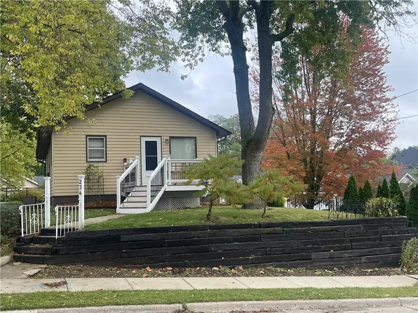 236 W 12th St S, Newton, IA 50208