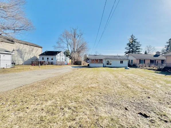 8975 Tackles Dr, White Lake, MI 48386