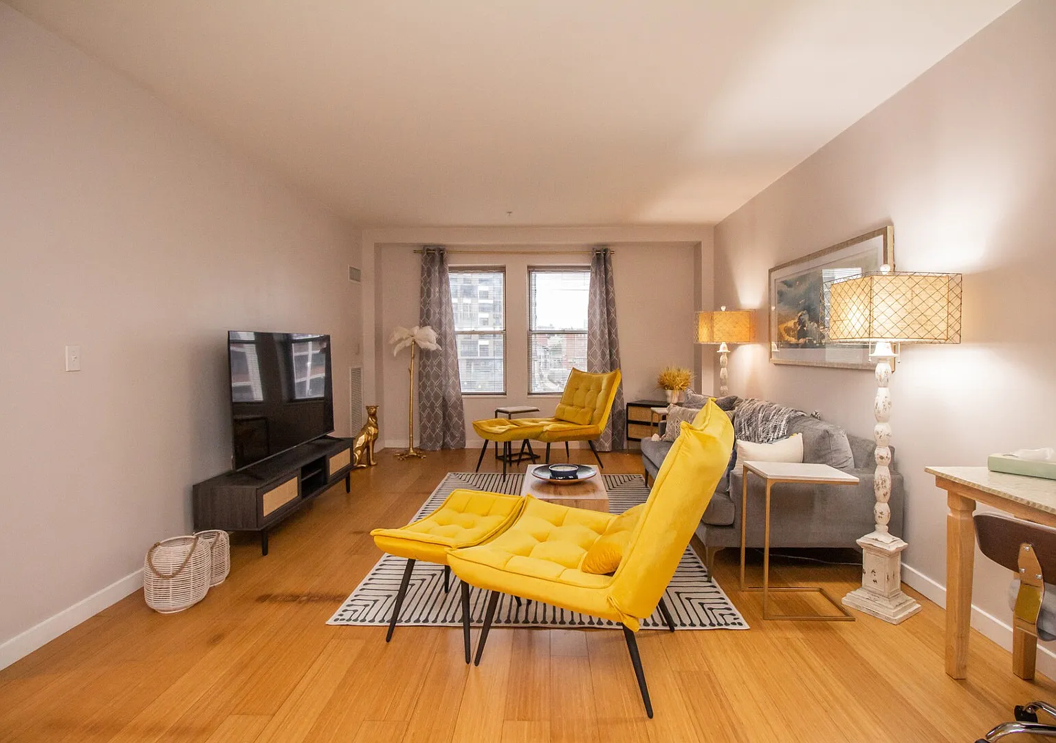 MIN16401 Luxury, 2 bed, 2 bath, Boston Central, Boston University — Photo 1