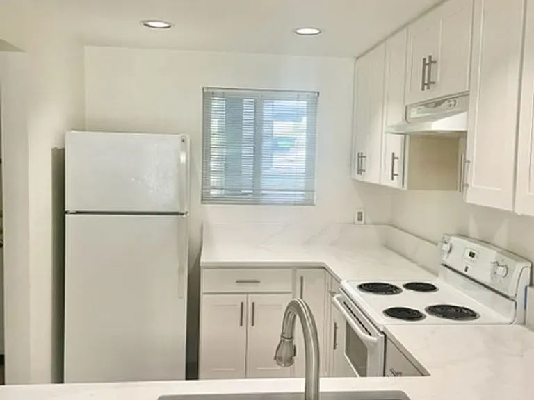12740 NE 10th Pl #E202 — Photo 5