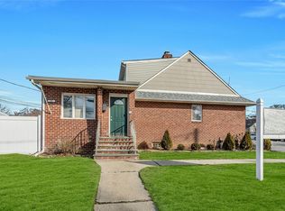 558 Old Country Rd, Plainview, NY 11803