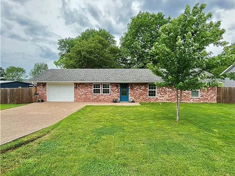 721 S Dockery Ln — Photo 1