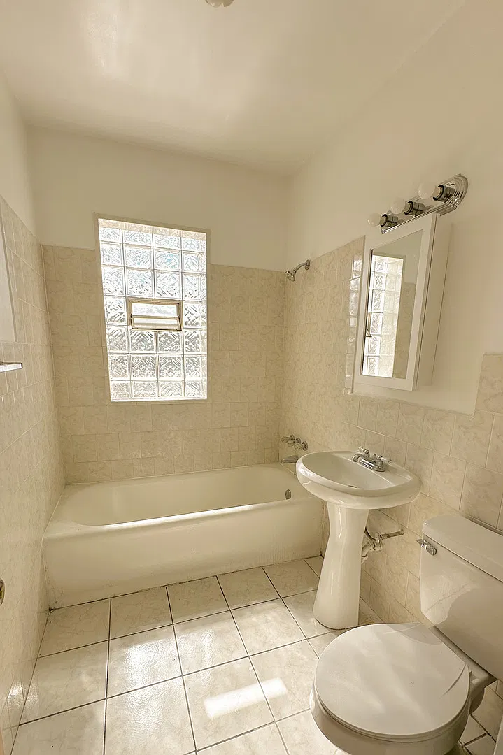 3 bed, 1.0 bath, 1400 sqft, $2,100 — Photo 3