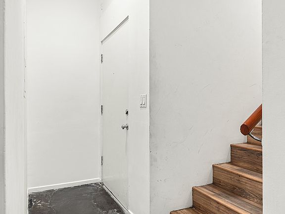 5th image of 231 Windward Ave