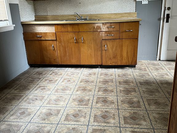 3rd image of 10005 Sophia Ave #1