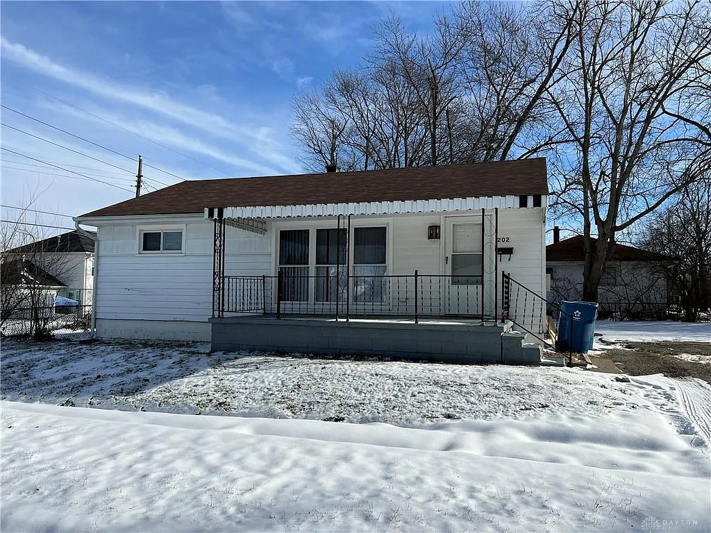 202 Travis Dr photo 1