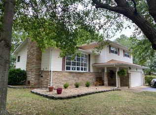 709 Oakwood Dr, Willow Springs, MO 65793