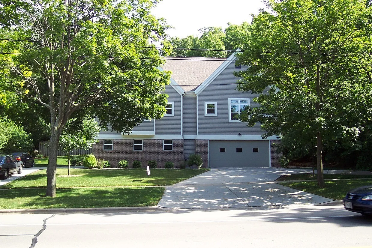 Spacious 4 bedroom, 3.5 bathroom duplex in desired location near Hilldale Mall — Photo 1