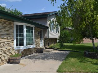 1400 Fox Point Ct, Waukesha, WI 53189
