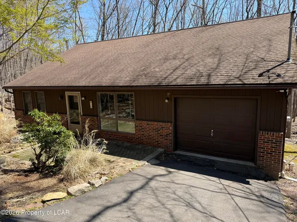 16 Iroquois Cir, Hazleton, PA 18202