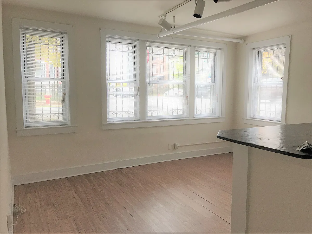 Building Photo - 4002 N Kenmore Ave #GARDEN