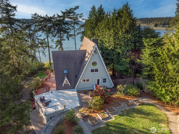 1151 Griffith Point Road, Nordland, WA 98358