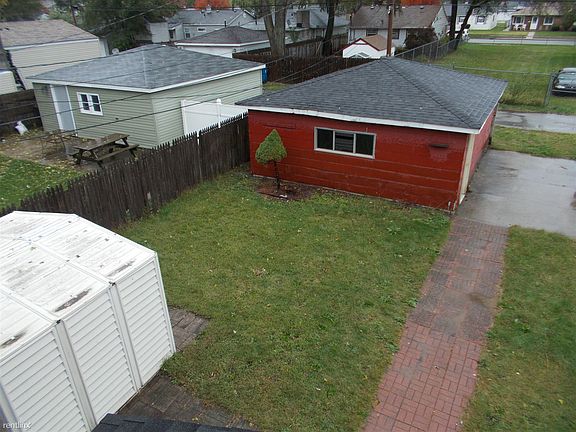 7539 Magnolia Back Yard and Garage