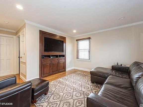 3rd image of 130 Roosevelt Pl