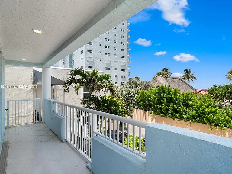 311 N Surf Rd — Photo 53