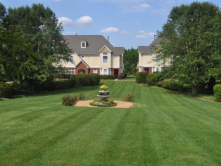 1027 Central Park Cir — Photo 8