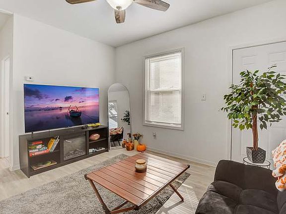 2nd image of 3657 N Lotus Ave #Ch