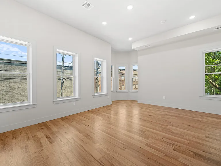 424 Woodlawn Ave #2 — Photo 1