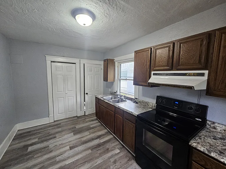 233 Homewood Ave SE — Photo 9