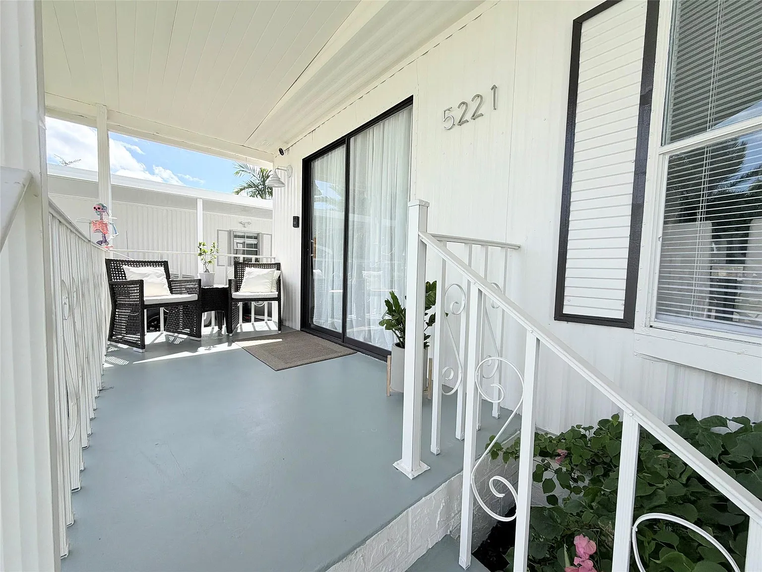 3 bed, 2.0 bath, 1084 sqft, $2,700 — Photo 3